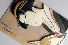 Cargar imagen en el visor de la galería, Sticker Wall Ukiyoe Deco Museum Kitagawa Utamaro Kobikicho Shinyashiki Koiseya Ochie Approx. 10 x 14cm
