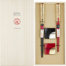 Load image into Gallery viewer, Painted chopsticks Couple painted chopsticks Issou Zuiun &amp; Painted chopstick rest Foil scattering
