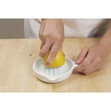 Laden Sie das Bild in den Galerie-Viewer, KAI SELECT100 Lemon Squeeze Citrus Juicer
