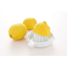 Laden Sie das Bild in den Galerie-Viewer, KAI SELECT100 Lemon Squeeze Citrus Juicer
